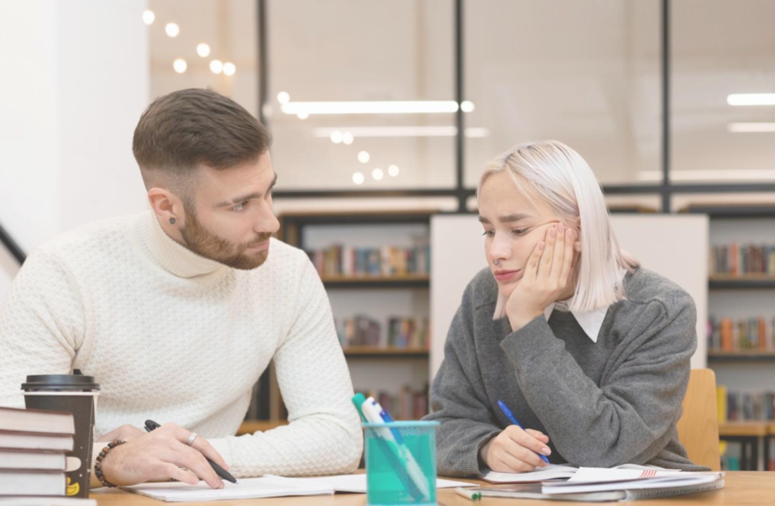 Sesión de mentoría empresarial analizando estrategias financieras